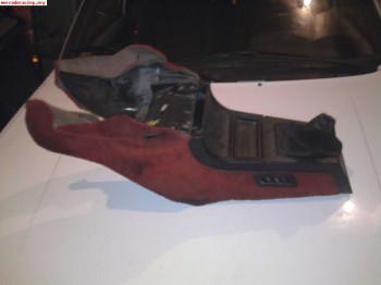 Consola central roja de 205 gti