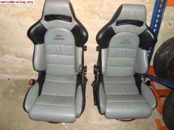 2 asientos envolventes.