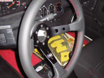 Vendo volante omp nuevo negro con costuras rojas