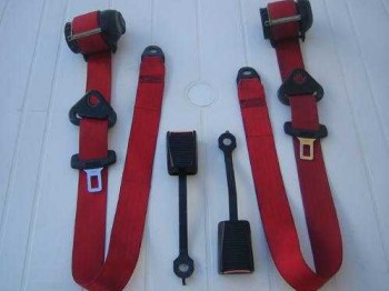 ** vendo juego cinturones rojos ** fotos