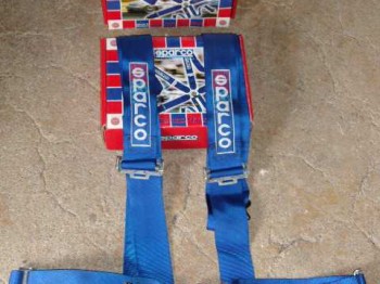 2 arneses sparco de 4 puntos.