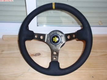 Volante desplazado momo