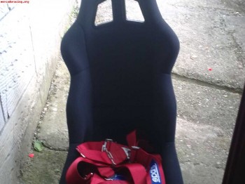 Se vende backet sparco de fibra y arnés de 4 puntos sparco. 