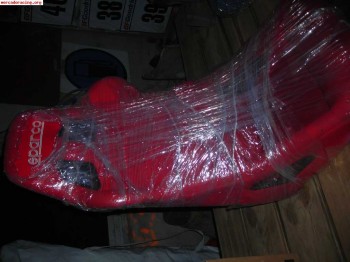 Se venden bakets tubulares rojos