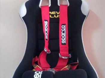 Ofertan en todo tipo de accesorios de competicion.