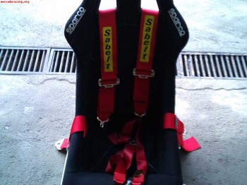 Vendo 2 baket sparco sprint y 2 arneses de 6 puntos