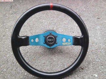 Vendo volante sparco de cuero en muy buen estado color azul 