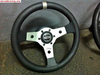 Volante momo de piel con piña