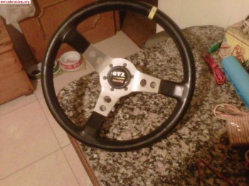Volante,piña,pedales,pomo y freno de mano