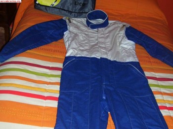 Se vende mono con bolsa de transporte y botines 