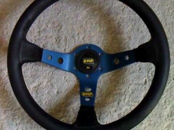 Se vende volante desplazado omp en piel vuelta.