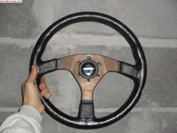 Volante plano 40 euros.