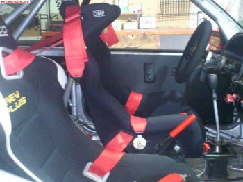 Lote de interior y vestimenta: arneses, baket, cascos y cent