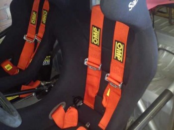 Bacquets homologados con orejeras.