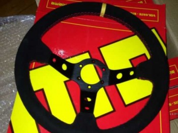 Volante momo piel vuelta