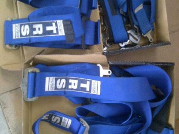 Pareja de arneses trd caducados.