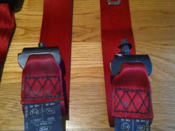 Cambio juego completo cinturones rojos x asientos delanteros
