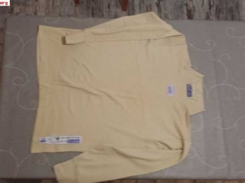 Camiseta interior pantalones y sotocasco