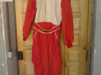Se vende mono lico talla 54 rojo y blanco
