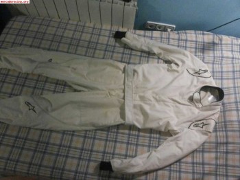Se vende mono alpinestard talla 52