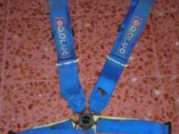 Vendo 2 arneses sparco caducados y un bacquet cobra caducado