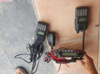 Emisora yaesu y 2 walkyes yaesu con su antena de largo alcan