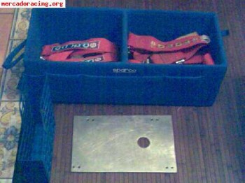 Cajon para cascos,apoya pies y guarda-notas.