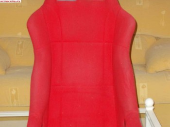 2 baquets rojos con homologación caducada.