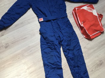 Mono omp y ropa ignifuga