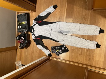 Mono, botas y guantes sin estrenar 