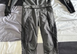 Mono alpinestars y ropa ignífuga oreca