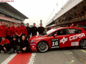 Se ofrece mecanico de competición