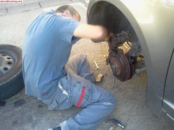 Se ofrecechofer mecanico, camiones y trailers.