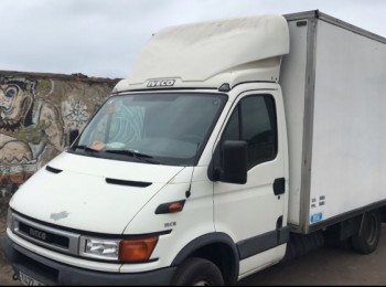 Iveco con plataforma elevadora.
