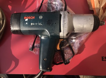 Pistola bosch para tuercas de ruedas,, tuercas palier etc tiene regula