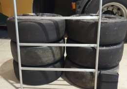 Pizarra metálica conjuntamente con números omp completos