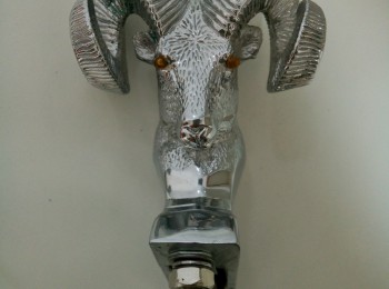 Insignia coche clásico