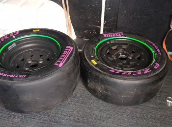 Vendo pirelli ultrasoft llanta 13