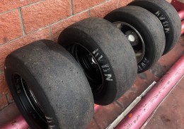Se venden cuatro neumaticos avon slicks