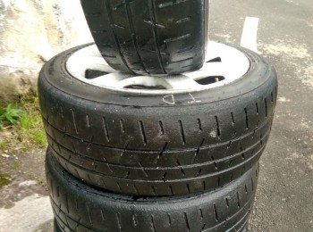 Se venden 4 hankook t32 con una carrera
