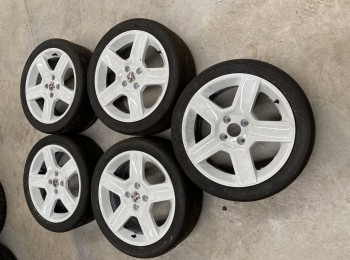 Slick kumho con llantas de psa 17 pulgadas