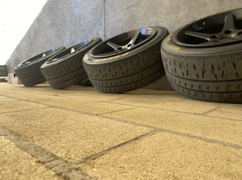 Pirelli rkw7 215/45/17 compuesto blando con 12km de uso