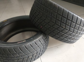 Se venden 2 slicks de mojado en 18 pirelli 350€