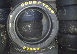 Good year slick 265/66/18'' 80%