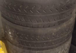 Michelin en 18. compuesto a 33 y a 21 muy buen estado.