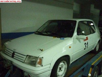 Peugeot 205 rallye con documentación de carreras