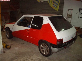 Se vende 205 gti de carreras casi listo.