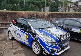 208 r2 muy buen estado.