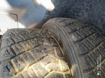 Lote de ruedas en 14 de tierra