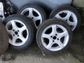 Se venden llantas con neumaticos de tierra